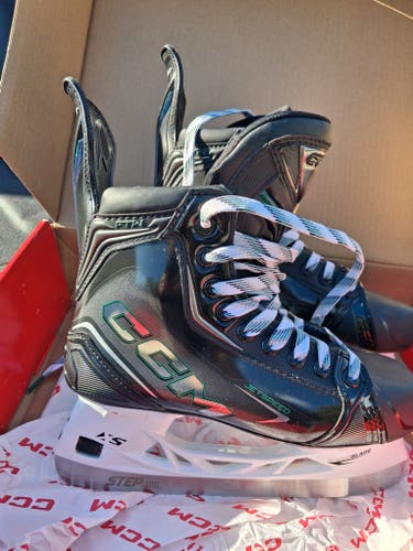 Black/Gray CCM JetSpeed FTW Hockey Skates Regular Width Size 4 (New)