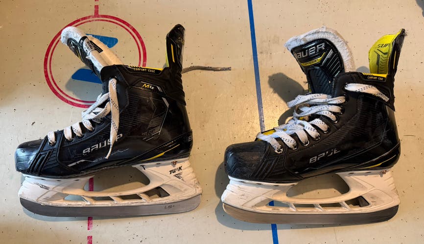 Black/Yellow 2022 Bauer Supreme M4 Hockey Skates Extra Wide Width Size 5.5 (Used)