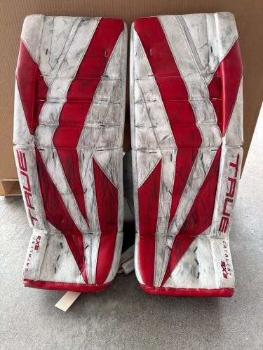 32" Senior True Catalyst 9X3 Goalie Leg Pads (Used)