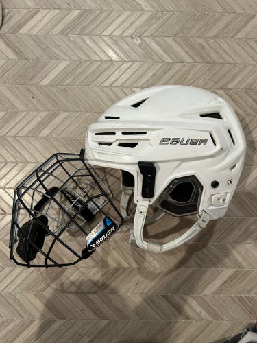 Medium Bauer Re-Akt 150 Helmet (Used)