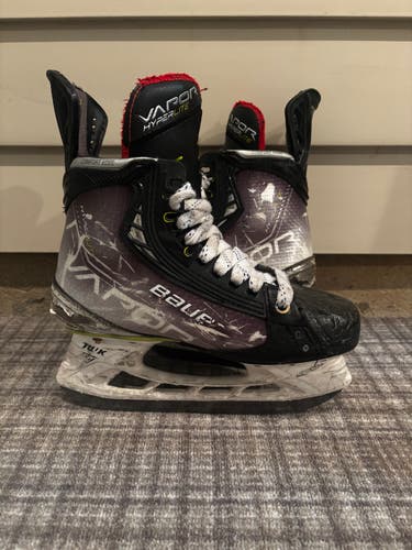 Used Intermediate Bauer Size 4.5 Vapor Hyperlite Hockey Skates