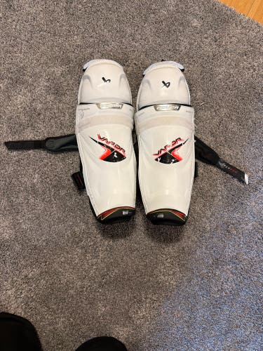 Intermediate Bauer Vapor Flypro 13" Shin Pads (Used)