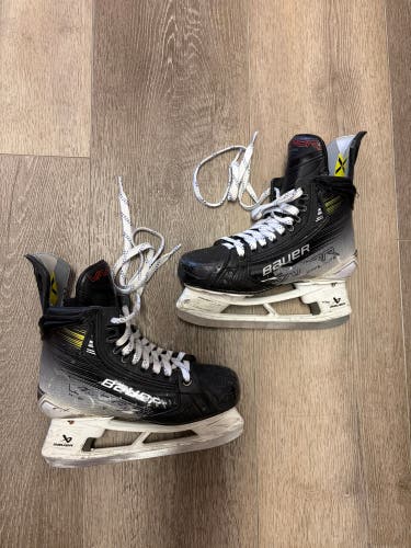 2023 Bauer Vapor Hyperlite 2 Hockey Skates Size 4 (Used)