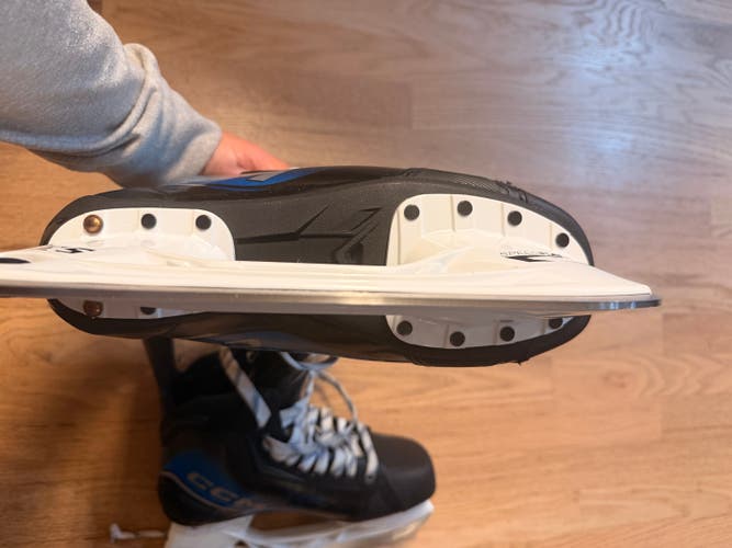 Black CCM JetSpeed XTra Hockey Skates Regular Width 6.5 (Used)