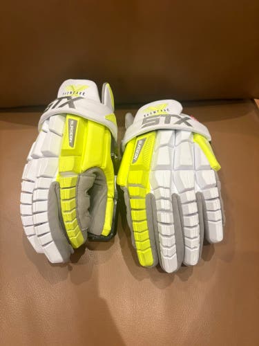 LIMITED EDITION Showcase X Surgeon RZR2 Goalie Gloves