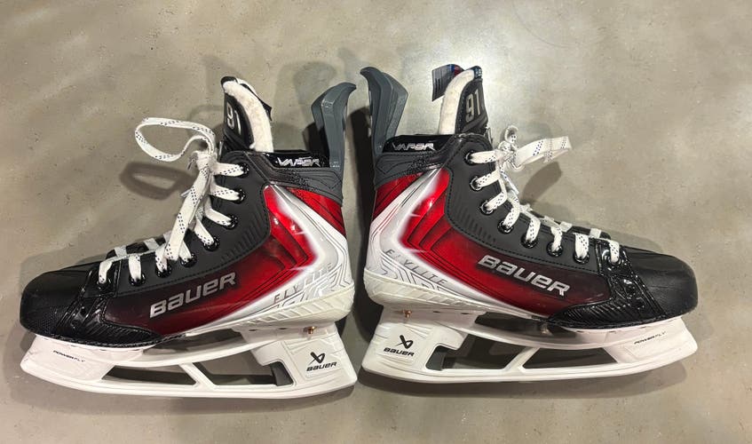 Red 2025 Bauer Vapor Flylite Hockey Skates 5.5 (Used)