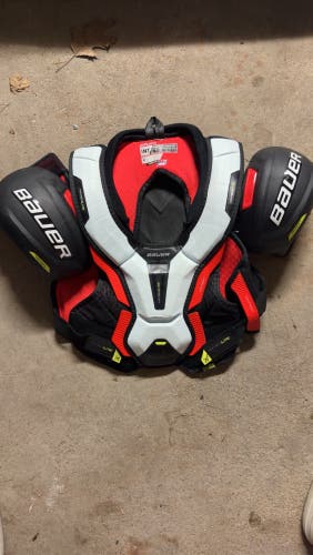 Medium Intermediate Bauer Vapor Hyperlite Shoulder Pads (Used)
