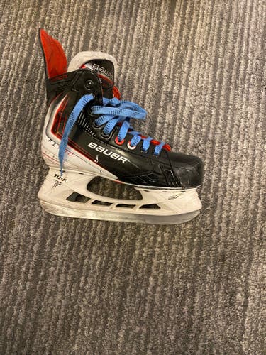 2025 Bauer Vapor Fly30 Hockey Skates Regular Width Size 4.5 (Used)
