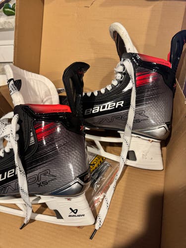 Black 2025 Bauer Vapor X5 Pro Hockey Skates Wide Width 8.5 (New)
