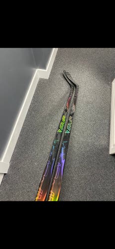 2 Bauer Vapor Flylite Hockey Sticks - Black/left/p28/87