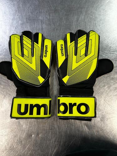 Used Umbro GOALIE GLOVES Soccer Goalie Gloves Green 5 11868-S000071373