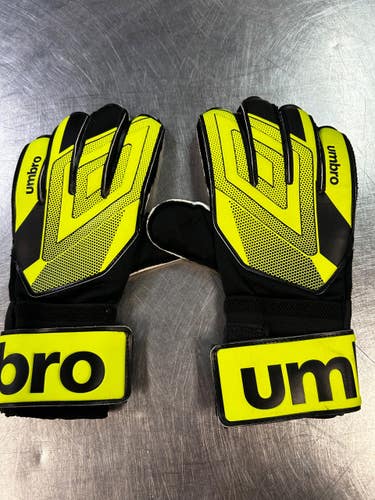 Used Umbro GOALIE GLOVES Soccer Goalie Gloves Green 5 11868-S000071372