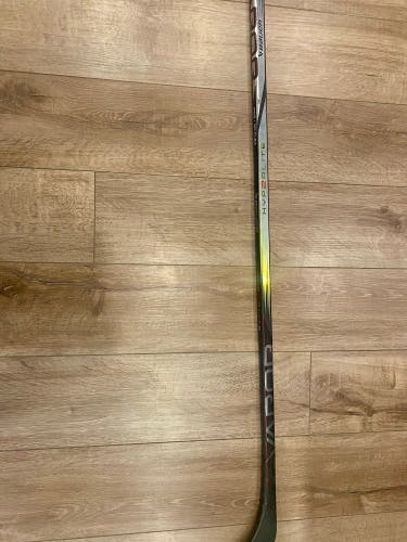 Junior Bauer Vapor Hyperlite 2 Left Hand Hockey Stick P28 30 Flex (Used)