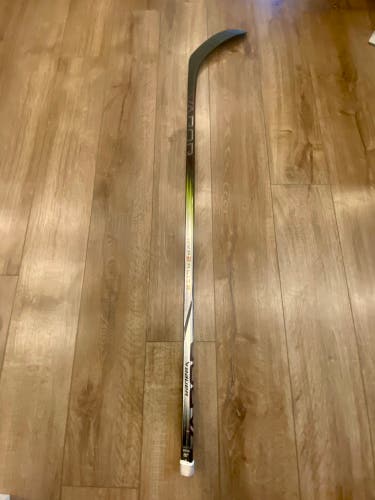 Junior Bauer Vapor Hyperlite 2 Left Hand Hockey Stick P28 30 Flex (Used)