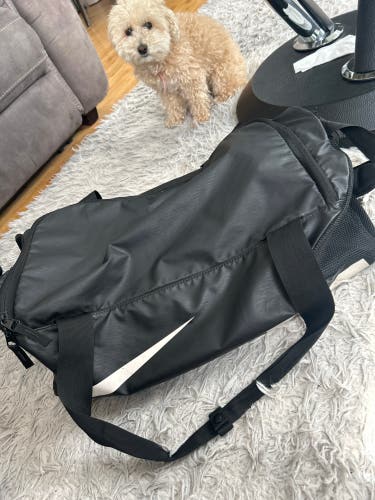 Black Men's Large/Extra Large Nike Duffle Bag (Used)