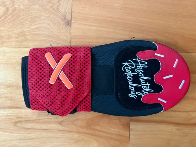 Red and black aria sliding mitt