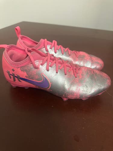 Pink Unisex 6Y (Big Kids / Youth) Nike Mercurial Vapor 15 Molded Cleats Cleats (Used)