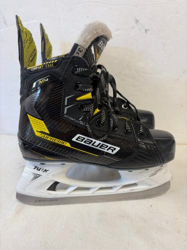Black Bauer Supreme M4 Hockey Skates Extra Wide Width Size 3.5 (Used)