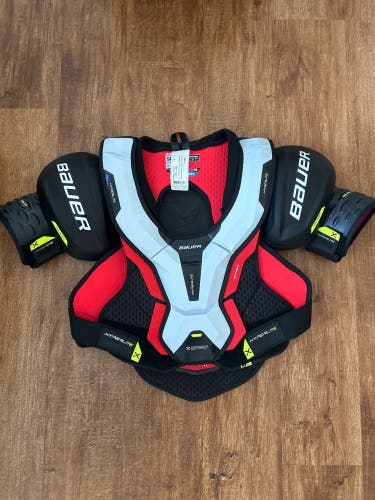 Medium Senior Bauer Vapor Hyperlite Shoulder Pads (Used)