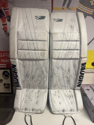 33" Vaughn V9 Goalie Leg Pads (Used)