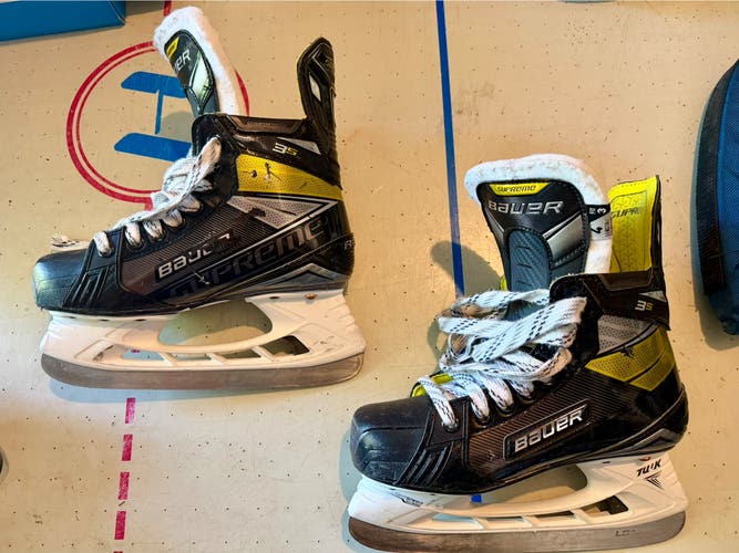 Black/Yellow 2020 Bauer Supreme 3S Hockey Skates Extra Wide Width Size 4 (Used)