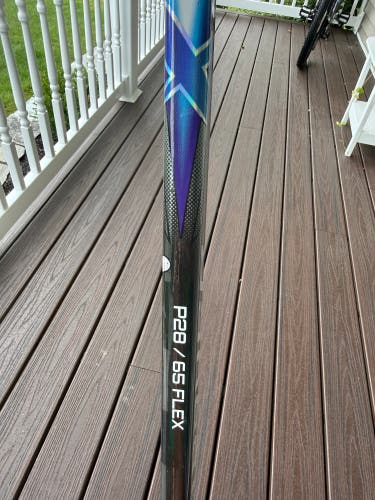 Intermediate Bauer Vapor Flylite Right Handed Hockey Stick P28 65 Flex (Used) not cut