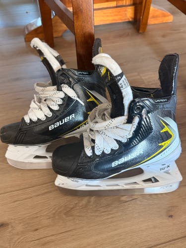 2025 Bauer Vapor Fly40 Hockey Skates Regular Width Size 4.5 (Used)