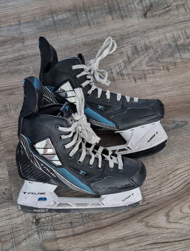 True TF9 Hockey Skates Regular Width Size 5.5 (Used)