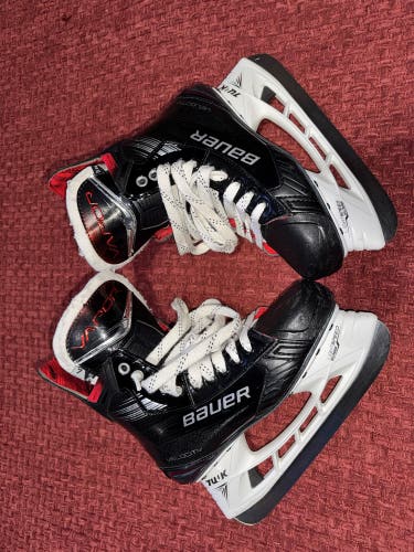 Black Bauer Vapor XVelocity Hockey Skates 7 (Used)