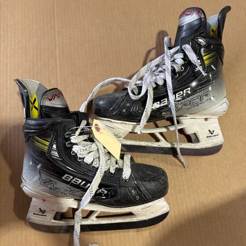 Intermediate Bauer Vapor Hyperlite 2 Hockey Skates | Size 4.5 Fit 2