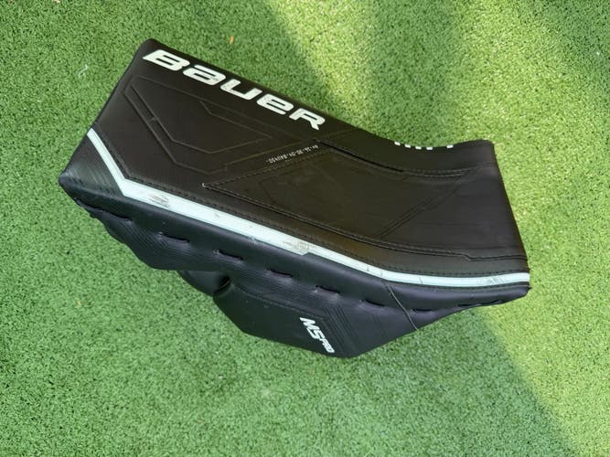 Intermediate Bauer M5 Pro Regular Goalie Blocker