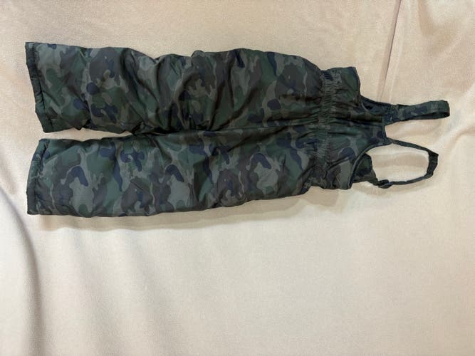 Xtreme camo size 4T Unisex Youth Ski Pants (Used)