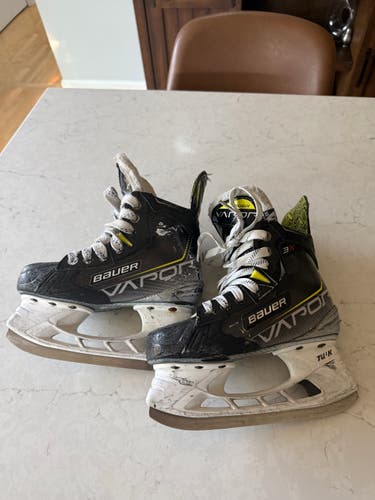 Bauer Vapor 3X Hockey Skates size 1.5 EE Extra Wide Width Size 1.5 (Used)