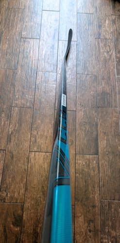 Intermediate CCM Vizion Right Handed Hockey Stick P28 55 Flex (New)