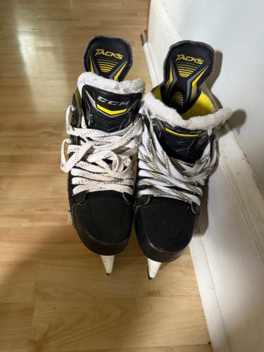 Black 2003 CCM Tacks Hockey Skates Regular Width Size 4 (Used)