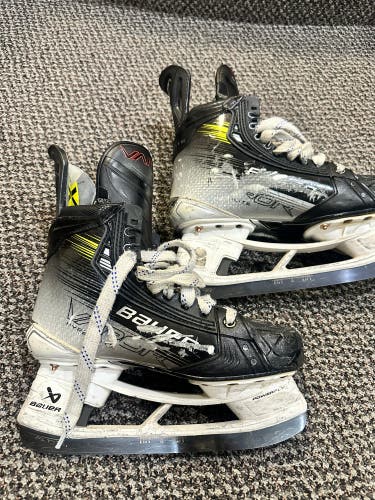2023 Bauer Vapor Hyperlite 2 Hockey Skates Size 6.5 (Used)