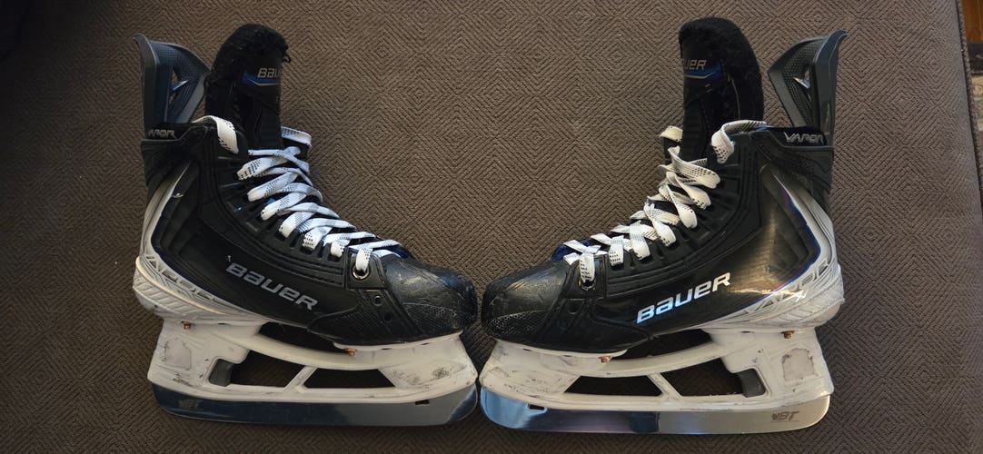 2025 Bauer Vapor Flylite Hockey Skates Regular Width Size 2.5 (Used)