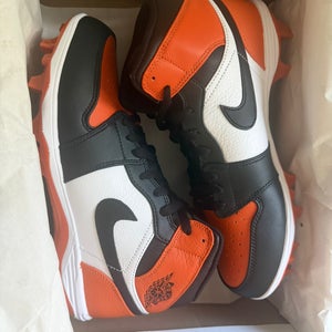 Sold out ! Men's Size M 10.5 (W 11.5) Nike Cleats (New)