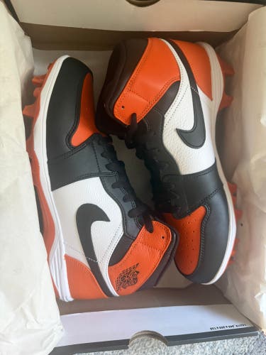 Men's Size M 10.5 (W 11.5) Nike Cleats (New)