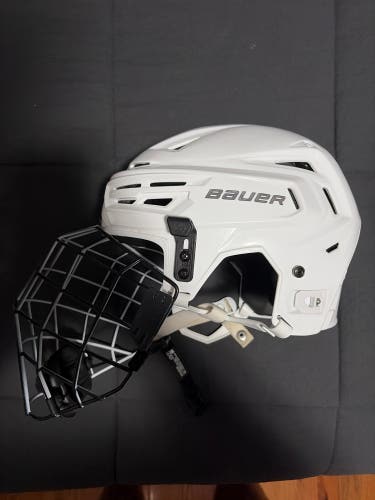 Medium Bauer Re-Akt 155 Helmet & Cage Combo