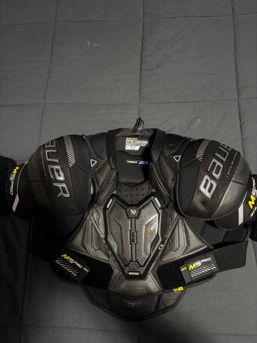 Men's Large Senior Bauer Supreme M5 Pro Shoulder Pads (Used)
