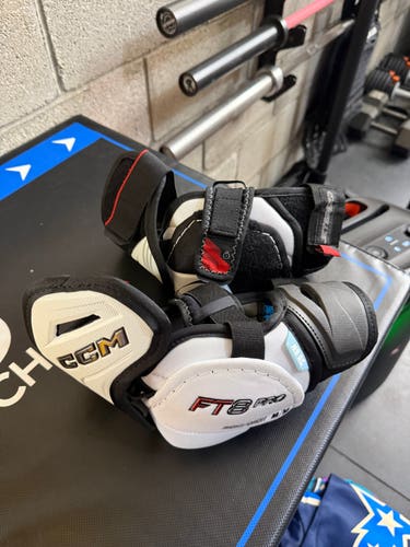 Senior Medium CCM JetSpeed FT8 Pro Elbow Pads (Used)