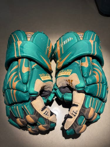 Warrior Brass Monkey Lacrosse Gloves (Used)