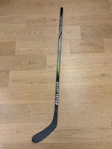 Intermediate Bauer Vapor Hyperlite 2 Right Handed Hockey Stick P28 65 Flex (Used)