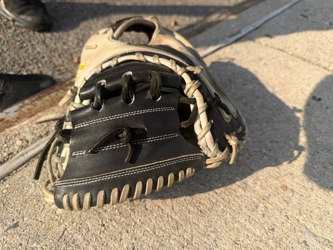 Wilson A2000 RH Catcher's Baseball Glove 33.5" (New)