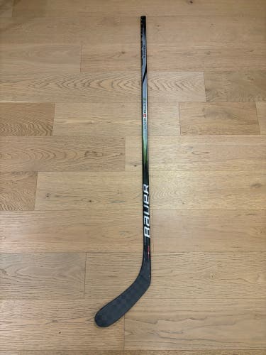 Intermediate Bauer Vapor Hyperlite 2 Right Handed Hockey Stick P28 65 Flex (Used)