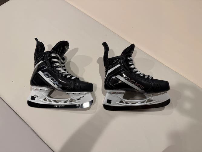Black/White 2026 CCM TACKS XR90 Hockey Skates Extra Wide Width Size 5 (Like New)