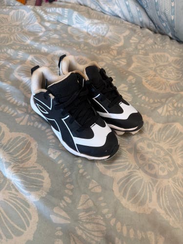 Black Kid's 12K (Little Kids) Youth Under Armour Leafoff Low RM JR. Low Top Molded Cleats (Used)