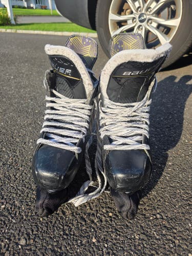 Bauer Supreme M40 Hockey Skates Regular Width 8 (Used)