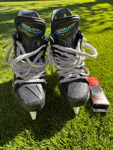 2025 Bauer Vapor Flylite Hockey Skates Size 5.5 (Used)